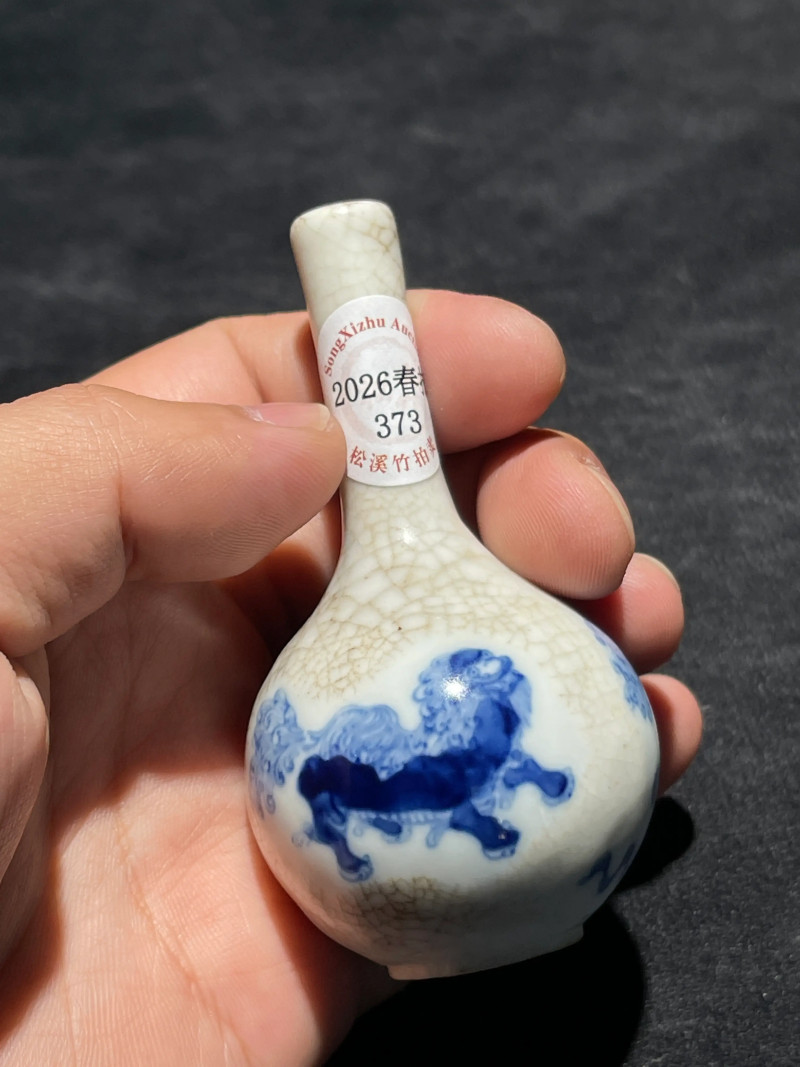 清晚期 浆胎青花狮子纹小天球瓶一对 - 图11