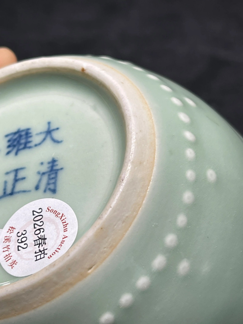 清晚期 豆青釉暗刻团凤纹橄榄尊 - 图10