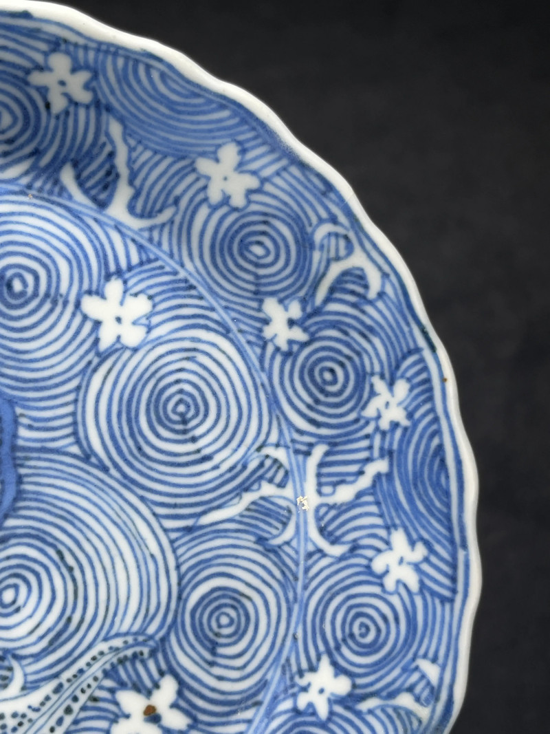 清早期 青花落花流水纹花口盘一对 - 图4