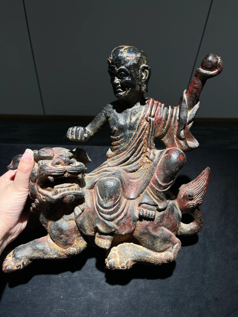 清代 铁制笑狮罗汉像 - 图2