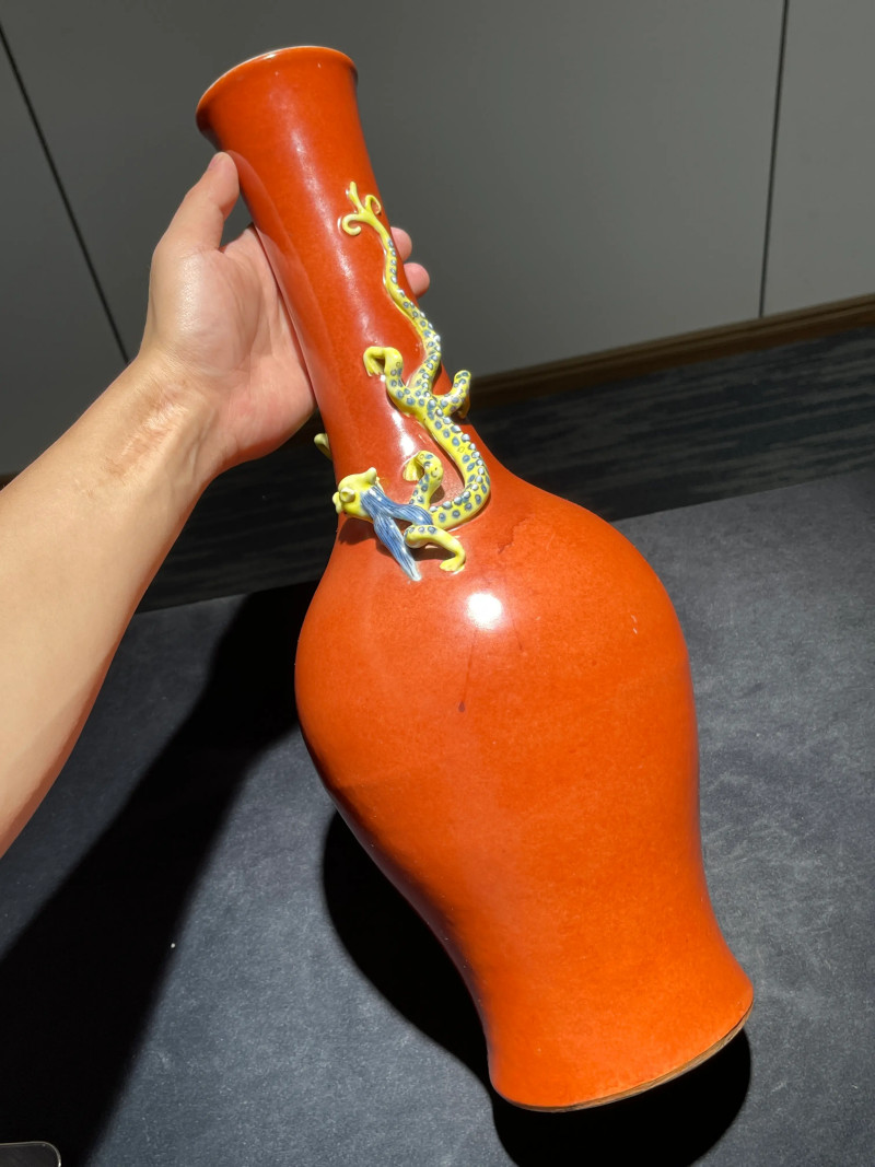 清中期 珊瑚红釉堆塑螭龙纹大瓶 - 图2