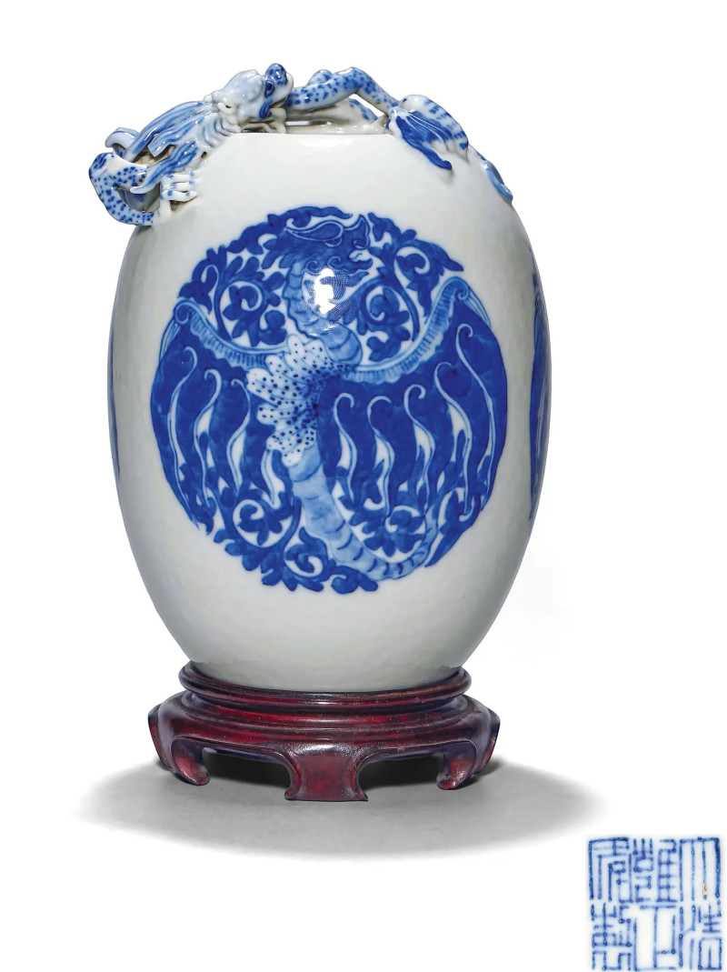 清晚期 青花团凤纹堆塑龙纹水盂