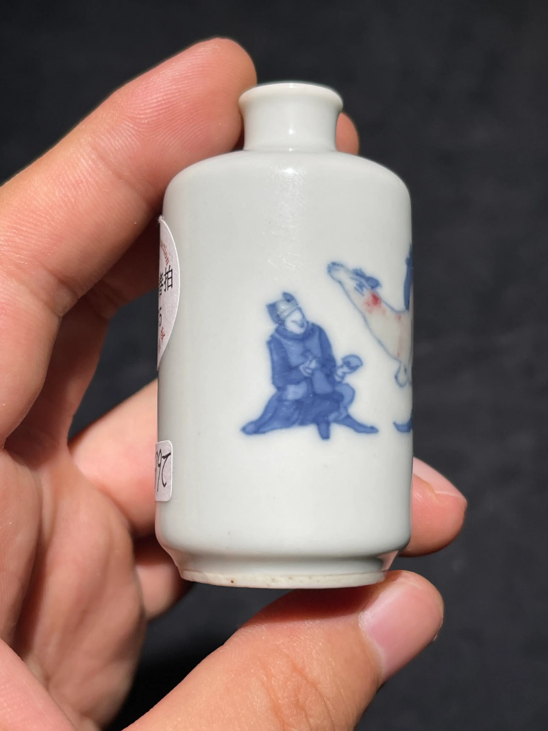 清中期 青花釉里红人物纹鼻烟壶 - 图5
