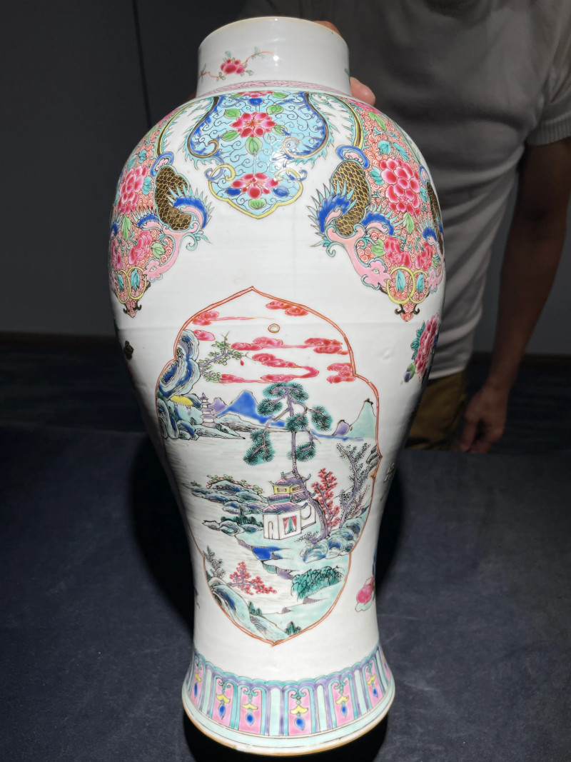 清雍正 粉彩花卉开光山水纹盖瓶一对 - 图24