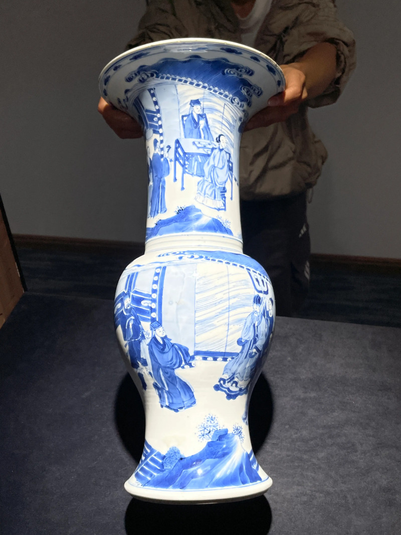 清康熙 青花人物纹凤尾尊 - 图3