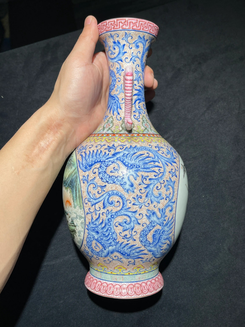 民国 珐琅彩夔凤开光花鸟纹象耳瓶 - 图6