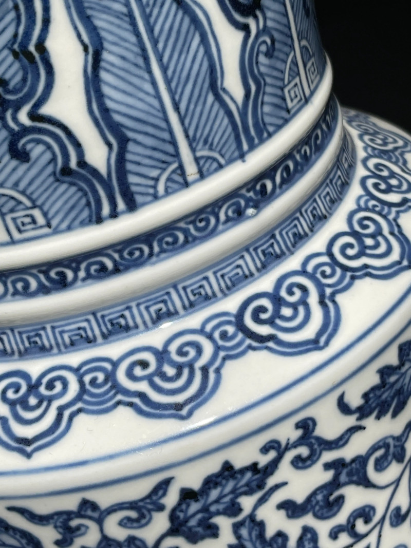 清乾隆 青花缠枝莲纹花觚 - 图8