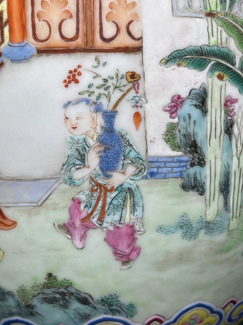 清嘉庆 粉彩婴戏纹瓶 - 图10
