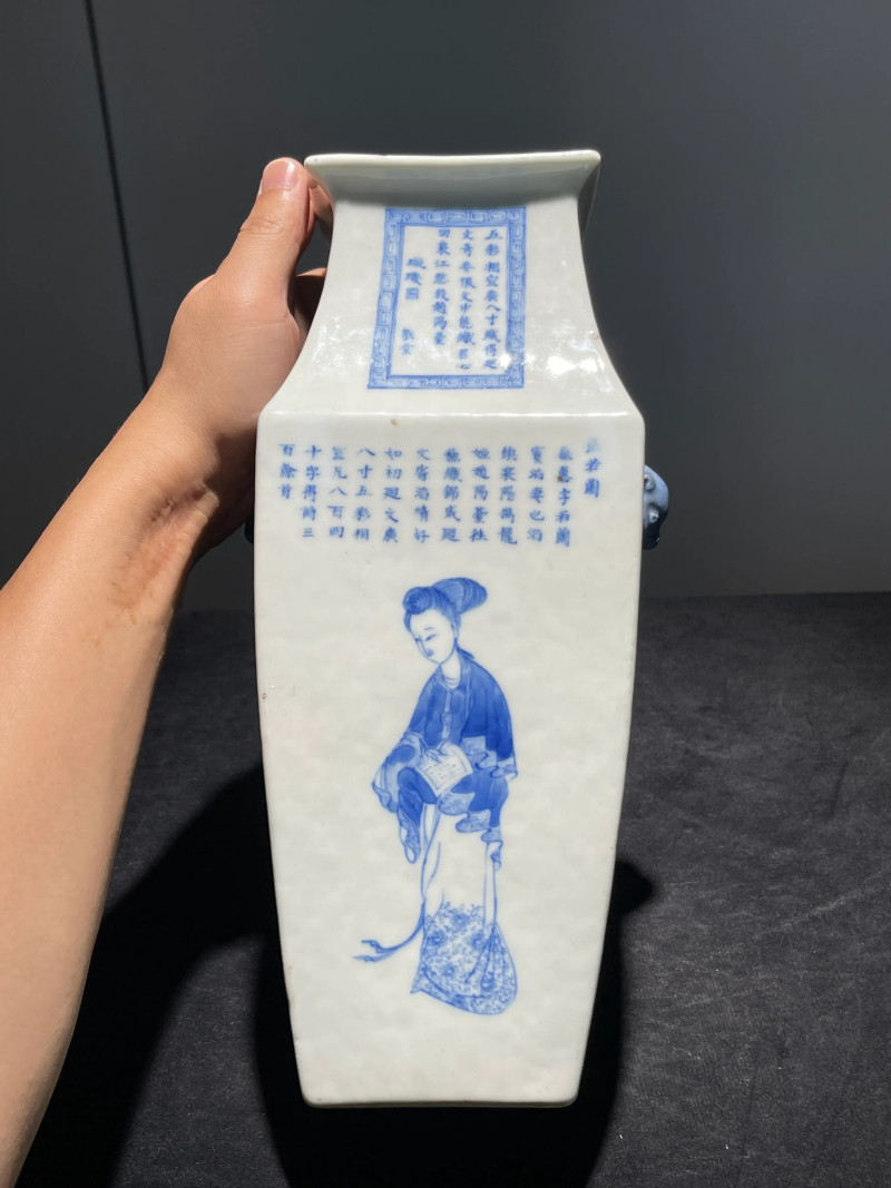 清中期 青花无双谱双耳方瓶 - 图2