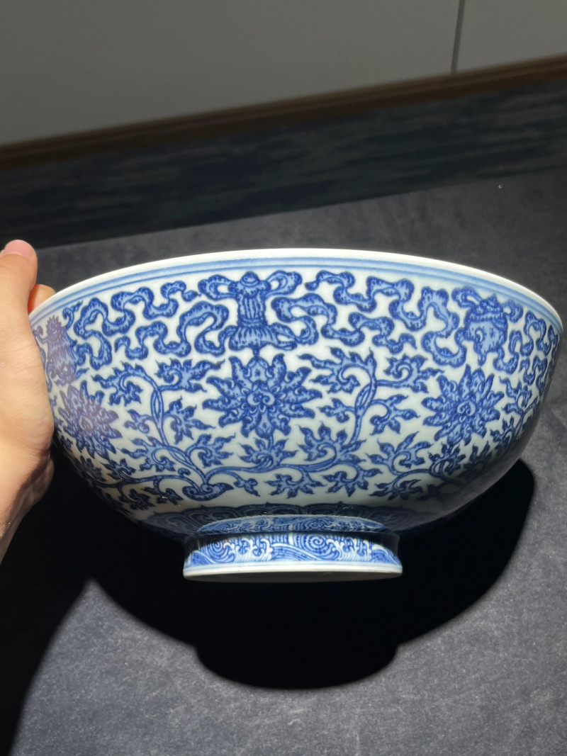 清乾隆 青花莲托八宝纹大碗 - 图2