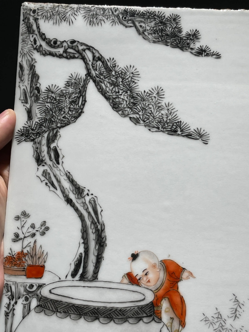1949年 雷火莲画粉彩婴戏纹瓷板 - 图6