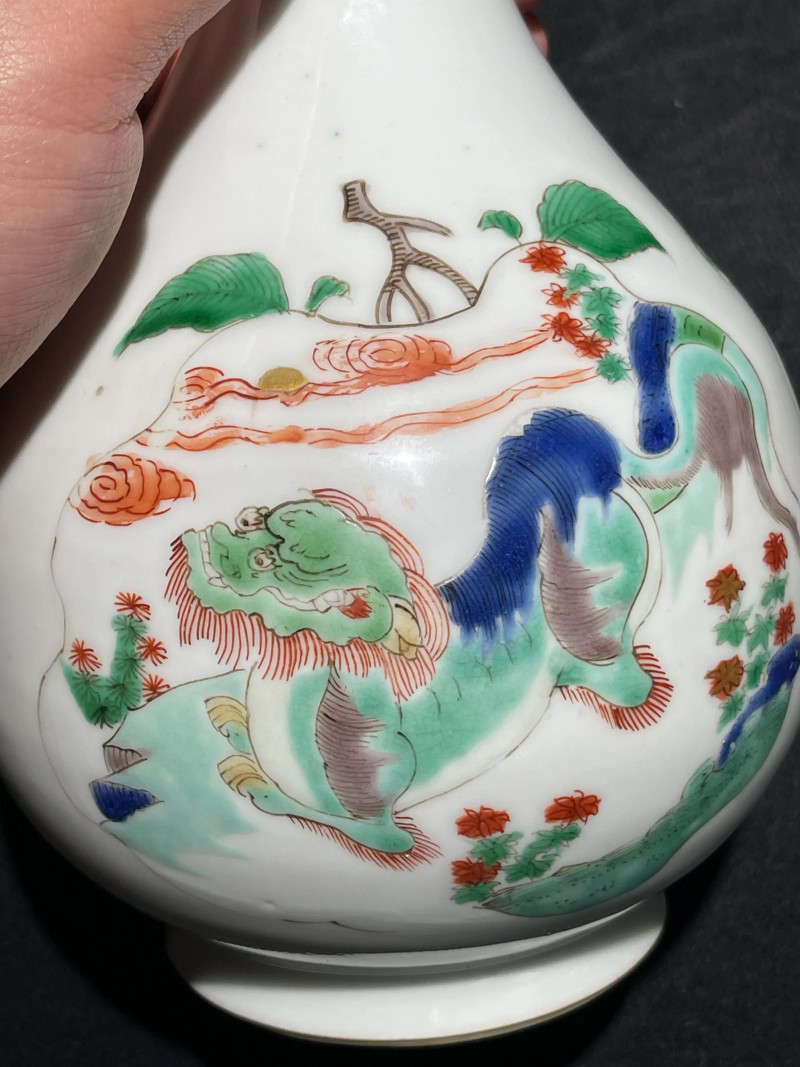 清康熙 五彩狮子纹蒜头瓶 - 图8