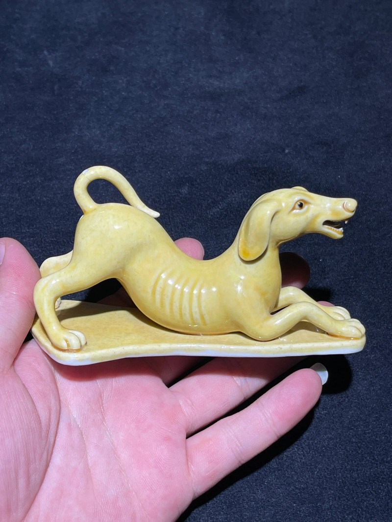 清乾隆 黄釉细犬瓷塑 - 图2