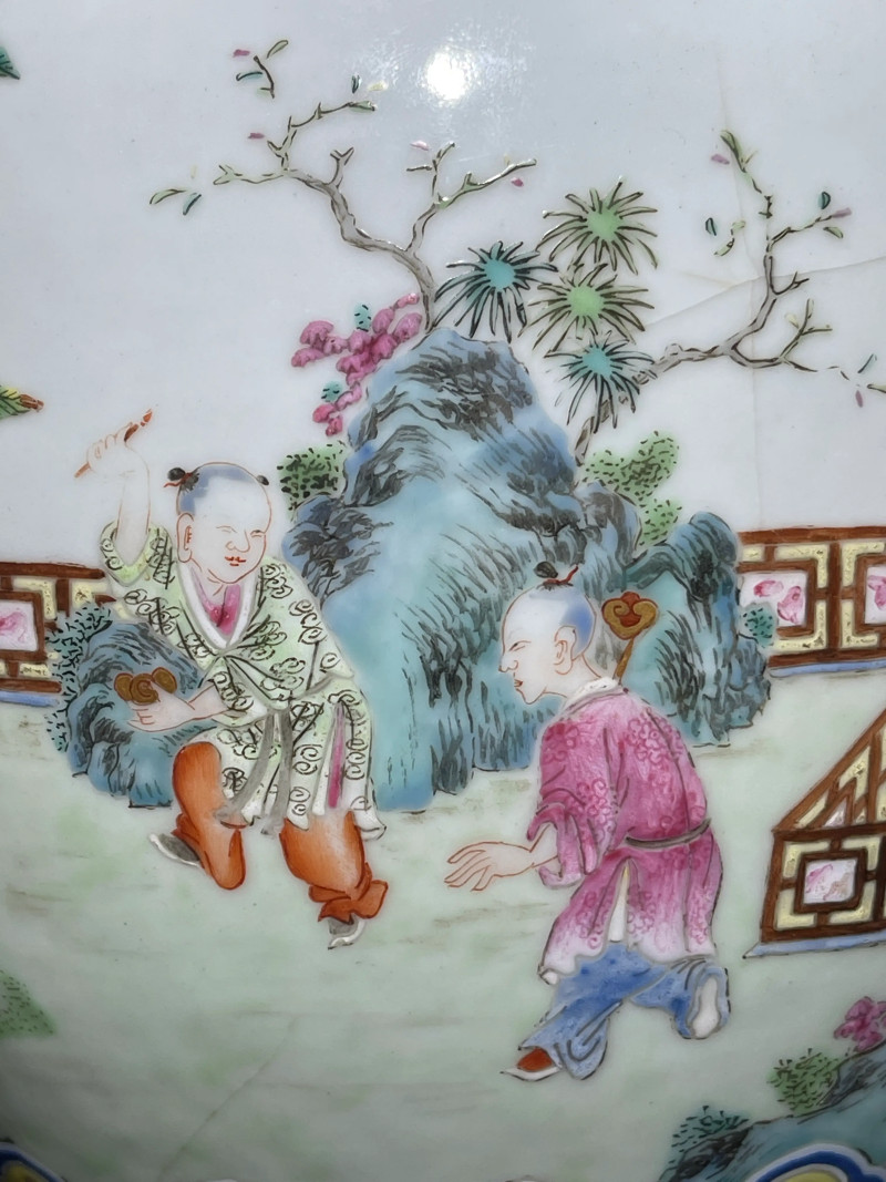 清嘉庆 粉彩婴戏纹瓶 - 图12