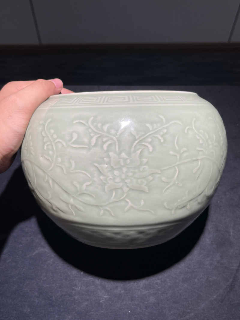 清乾隆 青釉浮雕缠枝莲纹笔洗 - 图2