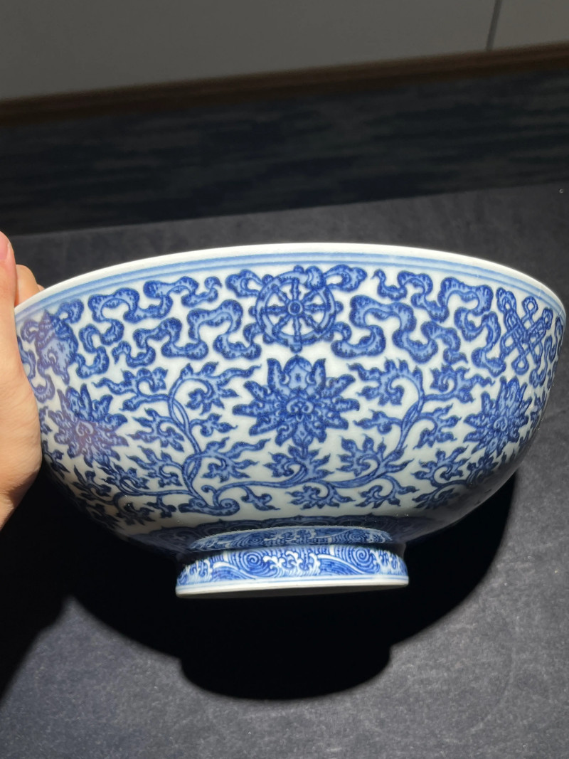 清乾隆 青花莲托八宝纹大碗 - 图3