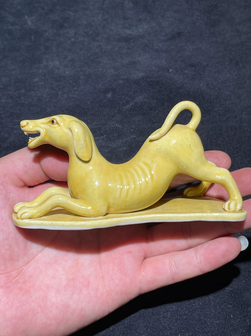 清乾隆 黄釉细犬瓷塑 - 图3