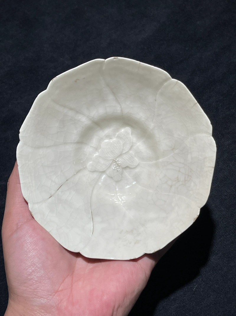 清乾隆 浆胎仿定模印花瓣形碗 - 图4