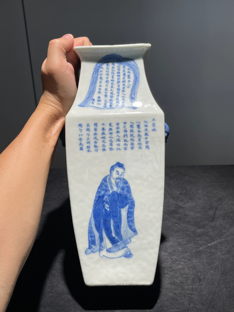 清中期 青花无双谱双耳方瓶 - 图4