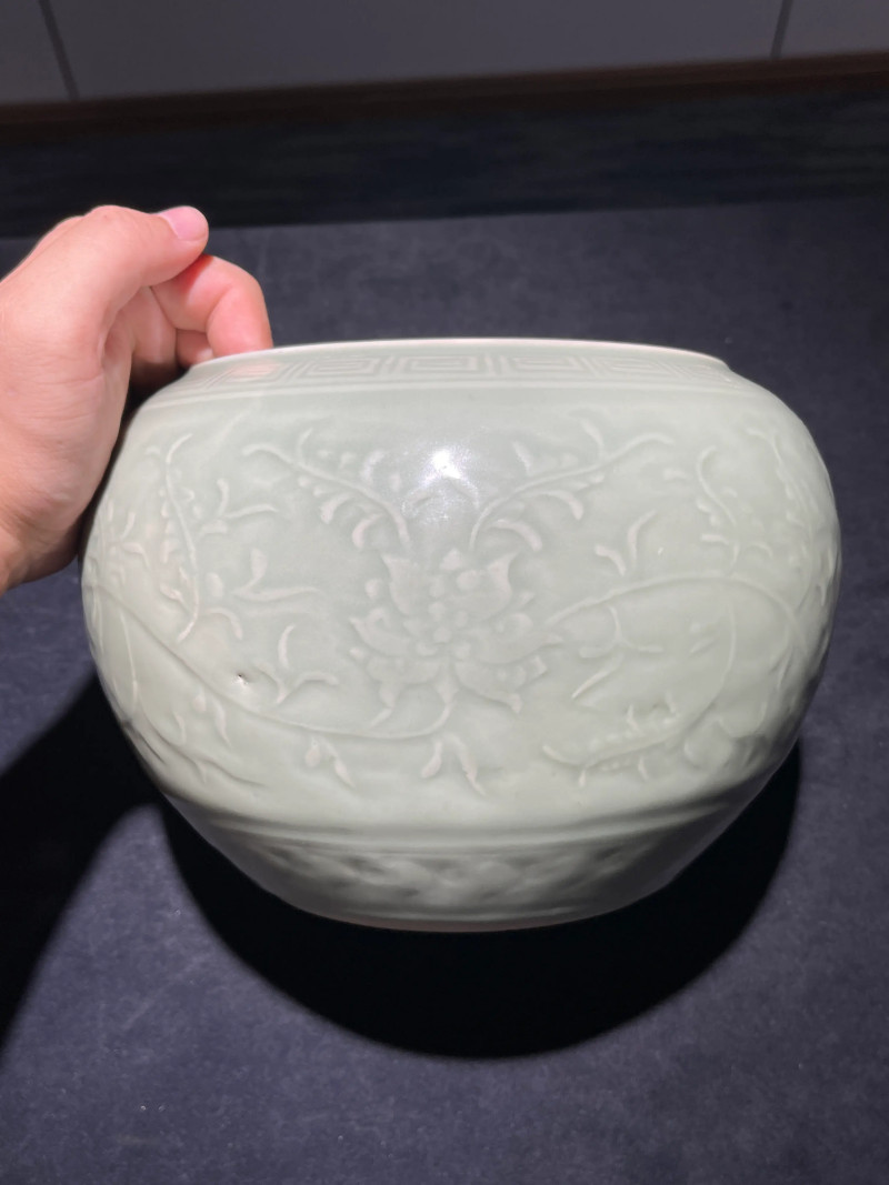 清乾隆 青釉浮雕缠枝莲纹笔洗 - 图3