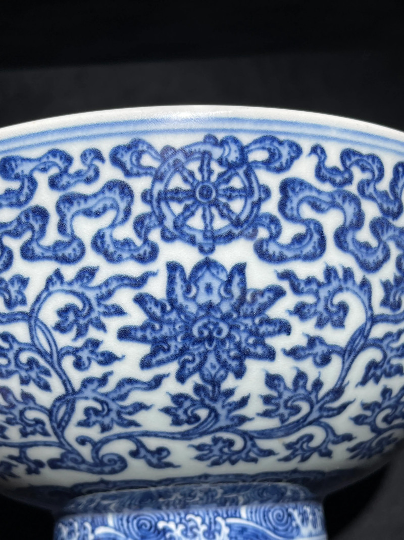 清乾隆 青花莲托八宝纹大碗 - 图4