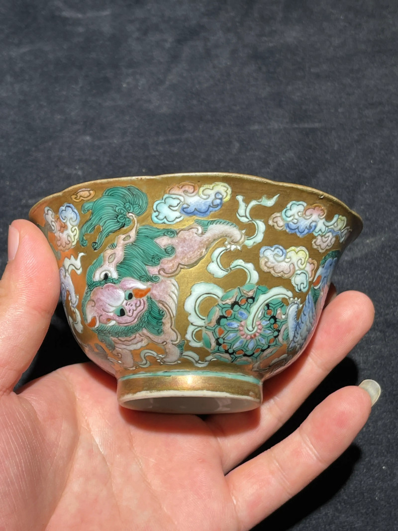 清嘉庆 金地粉彩狮子绣球纹盖碗 - 图3
