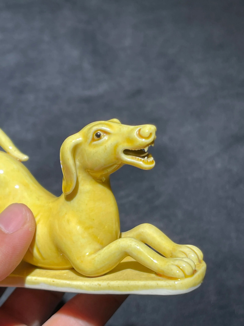 清乾隆 黄釉细犬瓷塑 - 图4