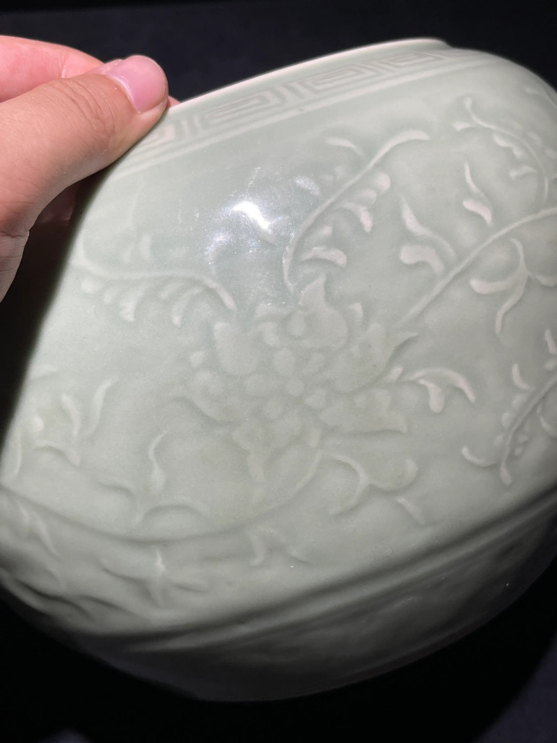 清乾隆 青釉浮雕缠枝莲纹笔洗 - 图4