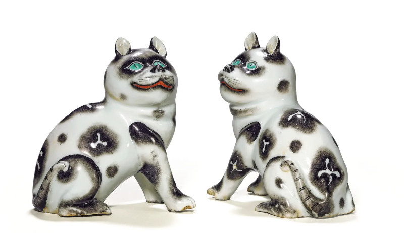 清乾隆 粉彩猫形瓷塑一对