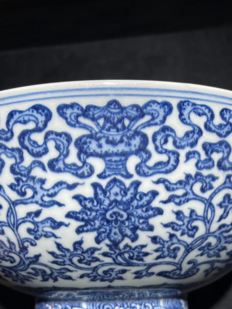 清乾隆 青花莲托八宝纹大碗 - 图5