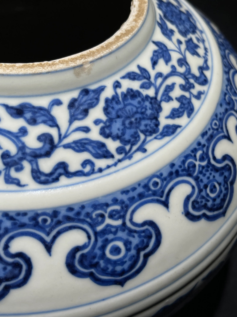 清乾隆 青花缠枝莲纹赏瓶 - 图8