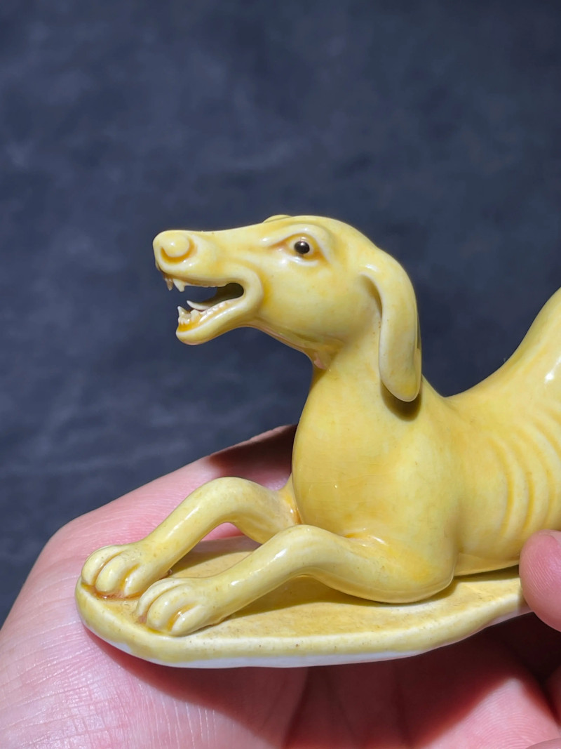 清乾隆 黄釉细犬瓷塑 - 图5