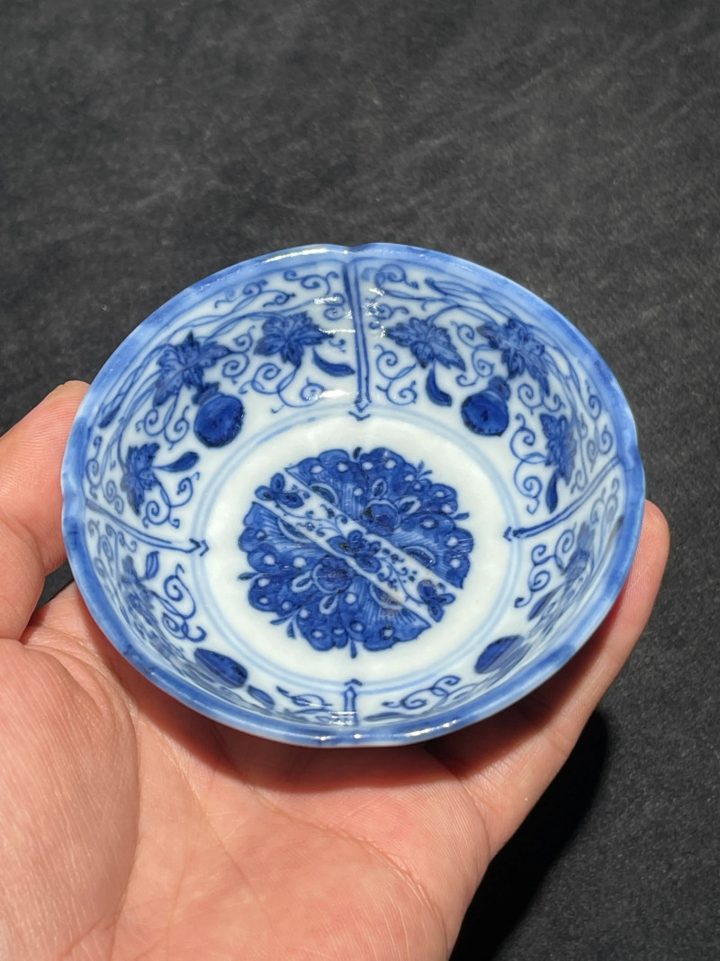 清早期 青花内花蝶外五福纹小碟一对 - 图3