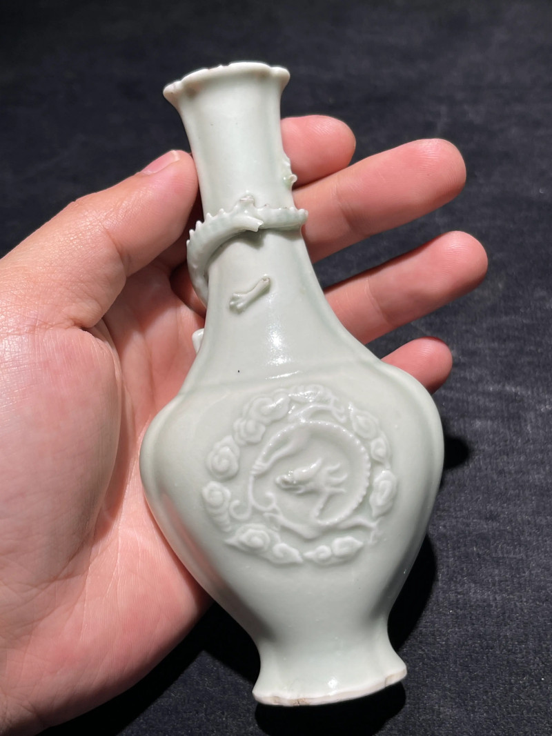 清乾隆 粉青釉螭龙海棠瓶一对 - 图4