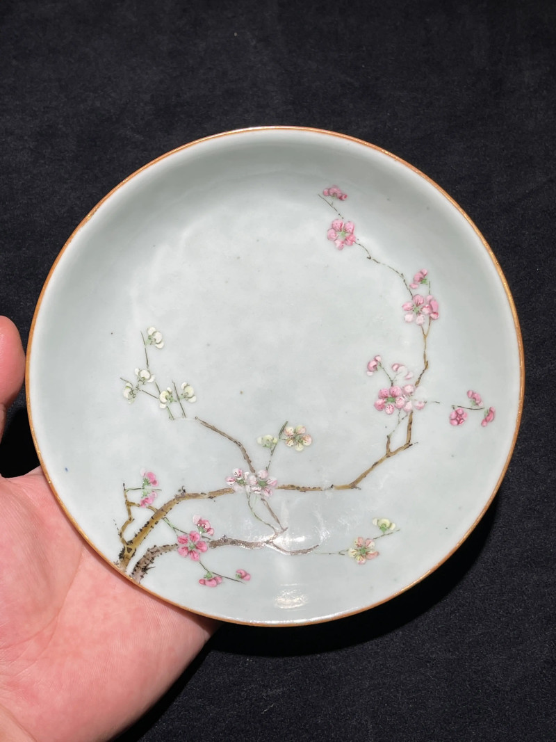 清乾隆 粉青地粉彩过枝梅花纹盘 - 图2