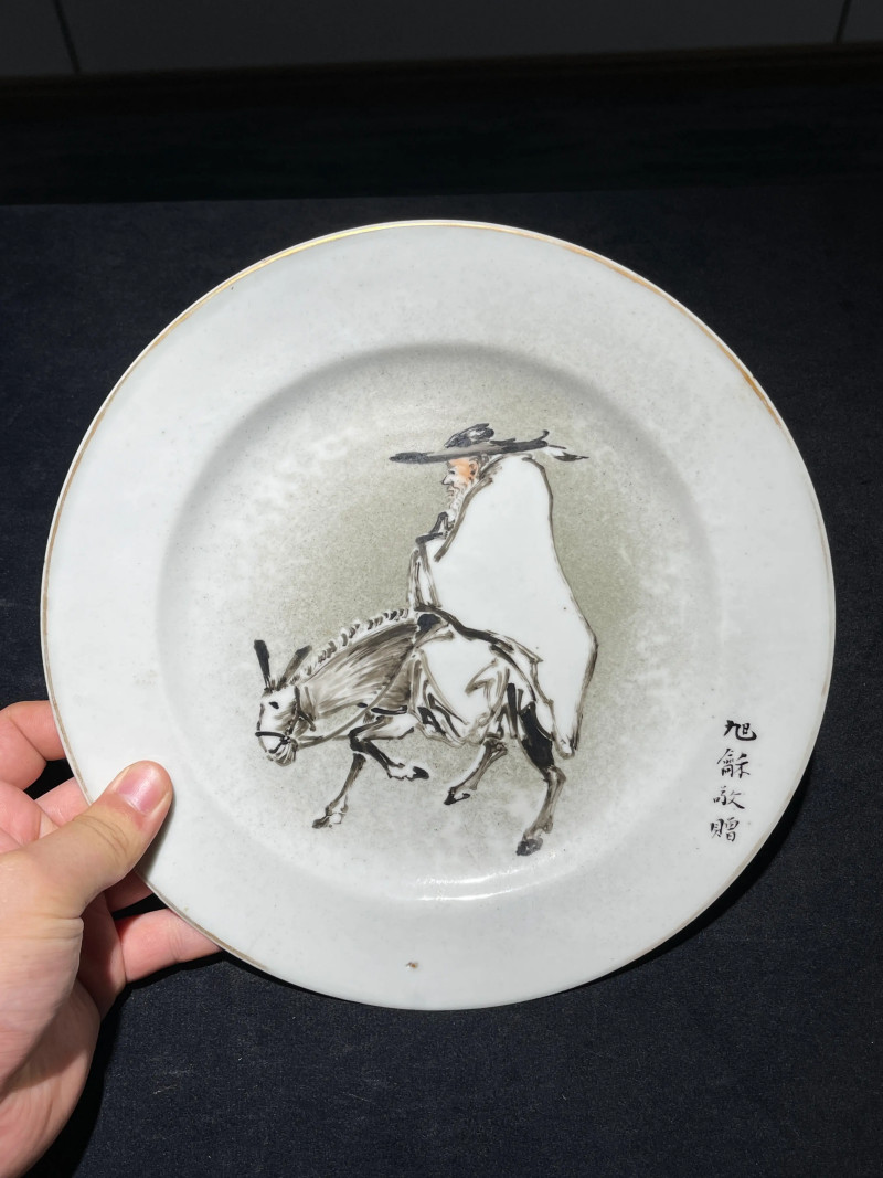 清代 黄慎风格墨彩踏雪寻梅图盘一对 - 图2