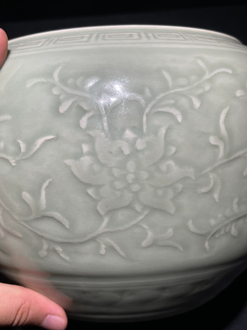清乾隆 青釉浮雕缠枝莲纹笔洗 - 图5