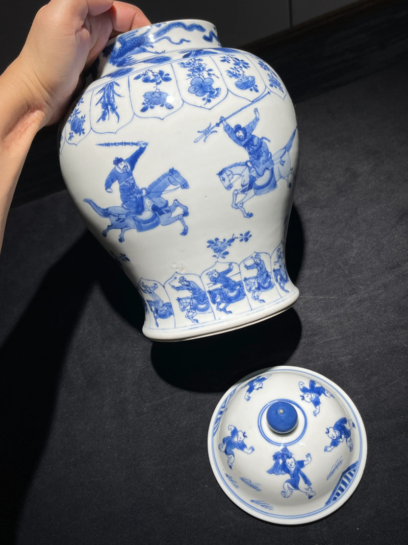 清康熙 青花刀马人将军罐 - 图2