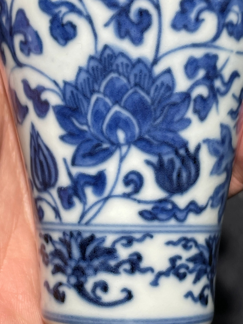 清雍正 青花缠枝花卉纹梅瓶 - 图8