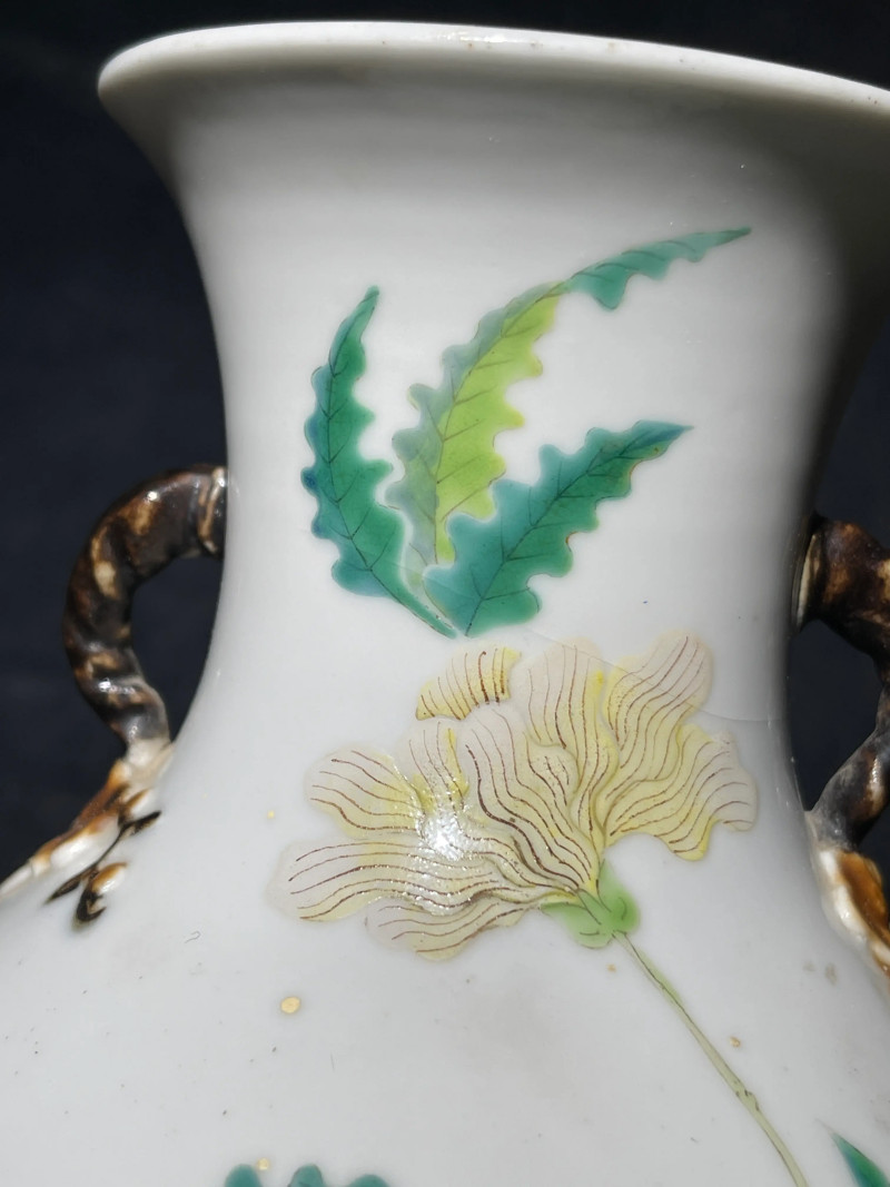清晚期 粉彩飞黄腾达纹梅花耳瓶 - 图12