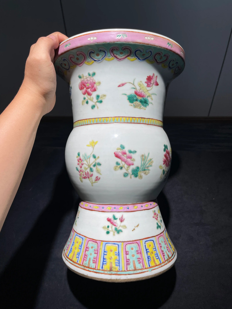 清晚期 粉彩花卉纹花觚一对 - 图2