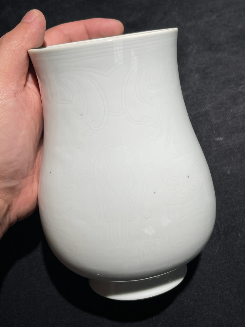 清康熙 白釉暗刻饕餮纹觯式尊 - 图2