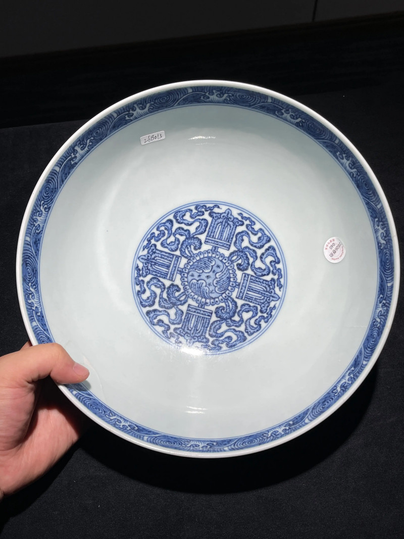 清乾隆 青花莲托八宝纹大碗 - 图6