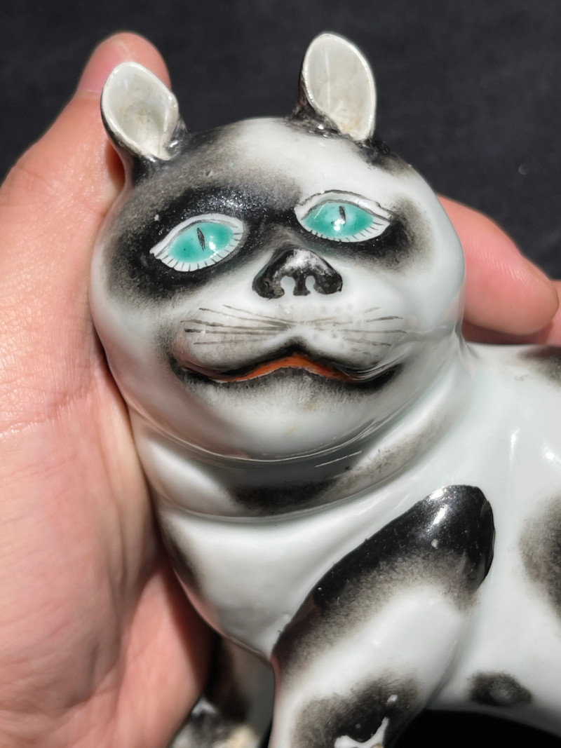清乾隆 粉彩猫形瓷塑一对 - 图3