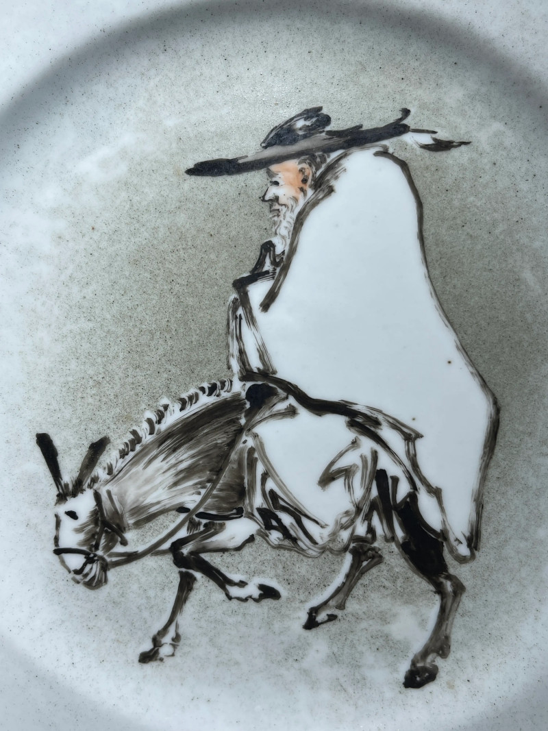 清代 黄慎风格墨彩踏雪寻梅图盘一对 - 图3