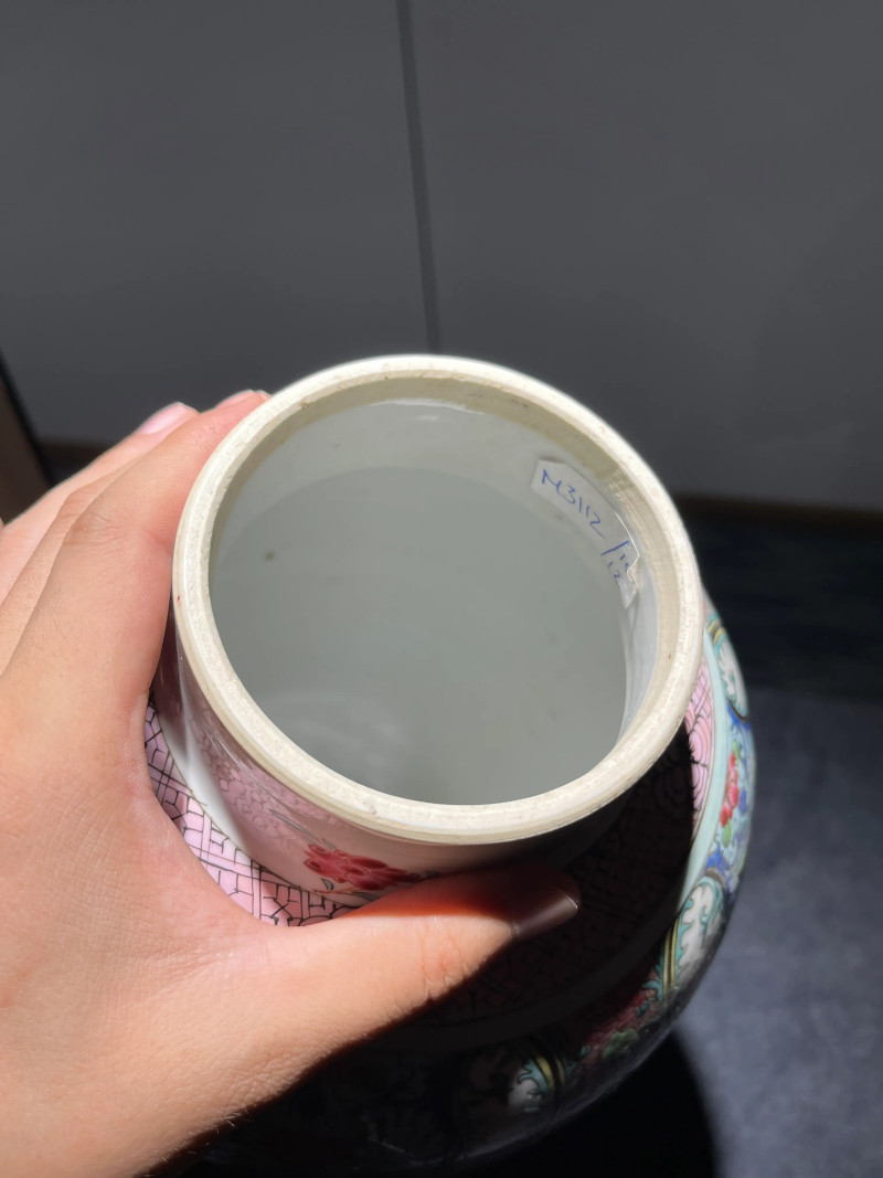 清雍正 粉彩花卉开光山水纹盖瓶一对 - 图31