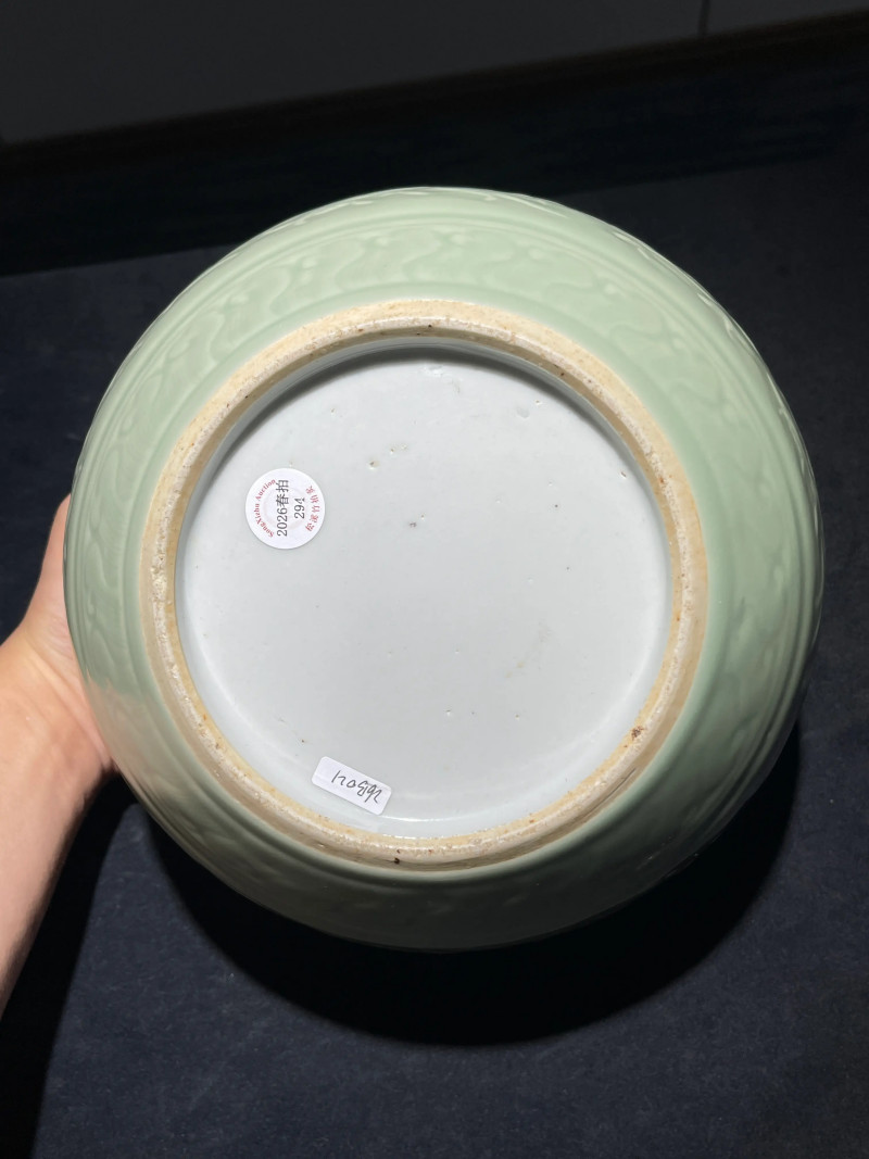 清乾隆 青釉浮雕缠枝莲纹笔洗 - 图7