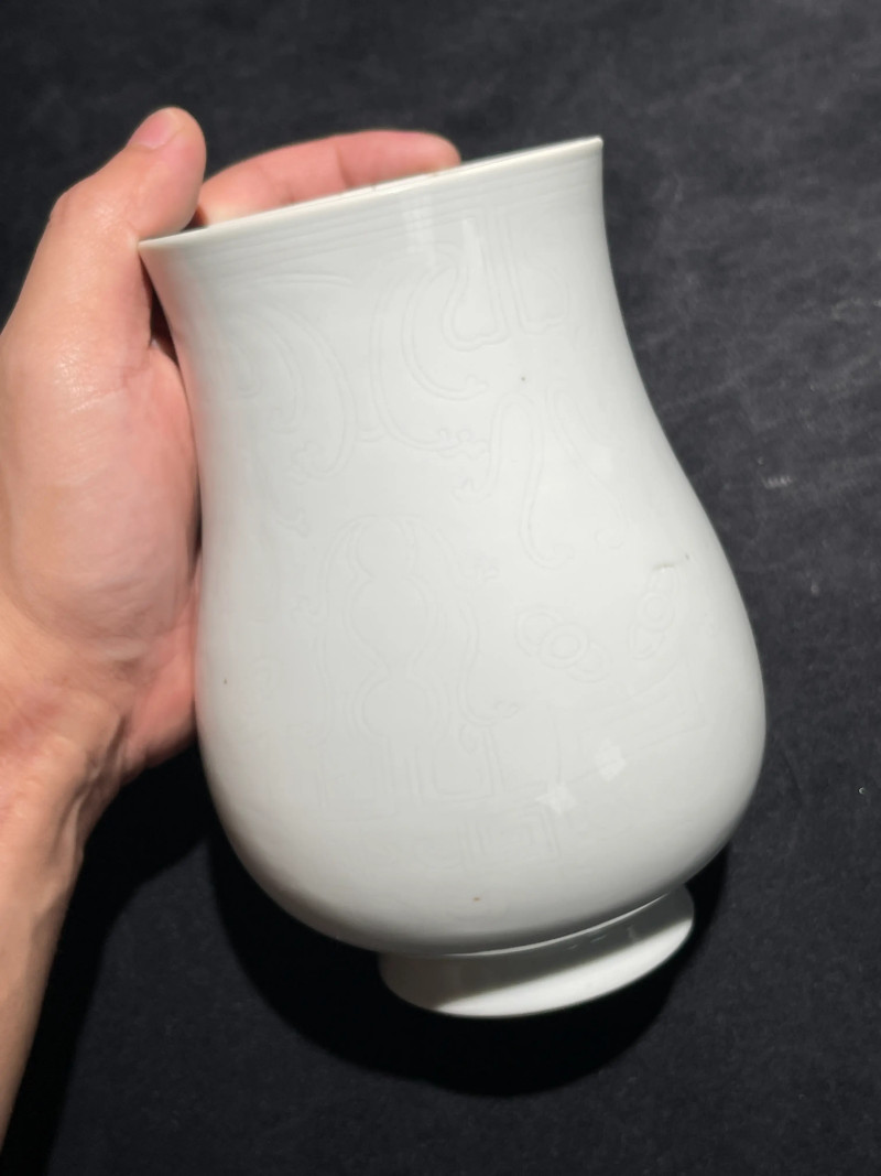 清康熙 白釉暗刻饕餮纹觯式尊 - 图3