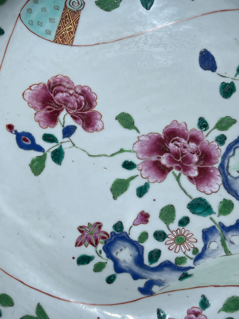 清雍正 粉彩书卷开光花卉纹折沿盆 - 图3