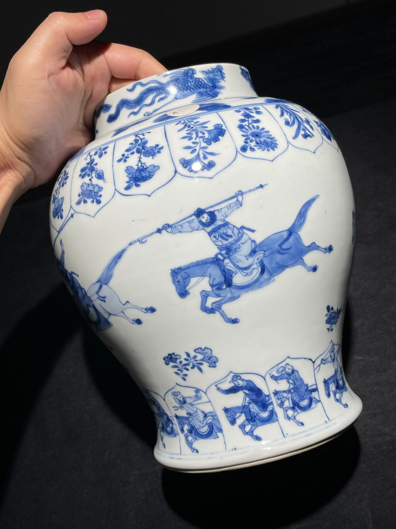 清康熙 青花刀马人将军罐 - 图4
